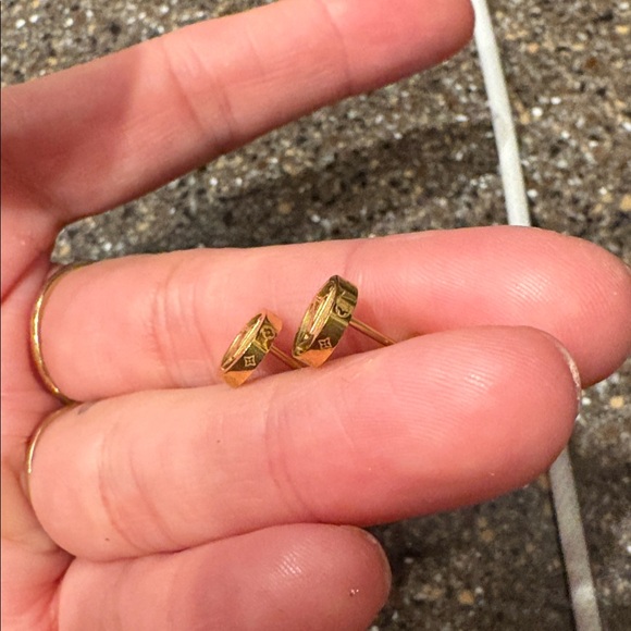 Gold lv Earrings stainless steel - Picture 2 of 3